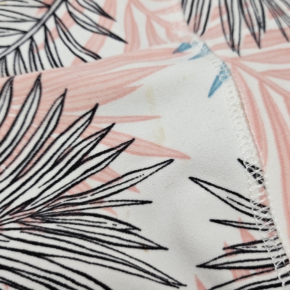 Butt Sculpting Leaf Yoga Shorts lot of 2. Size M/L - Picture 13 of 14